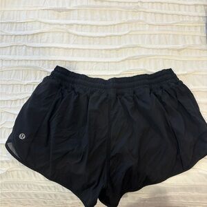 Lululemon Low Rise 2.5” Hotty Hot Short in Black with subtle gray lines